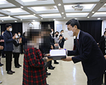 센터의 지원을 받고 기부로 보답한 피해자, 서울서부지검장 표창 수상 사진